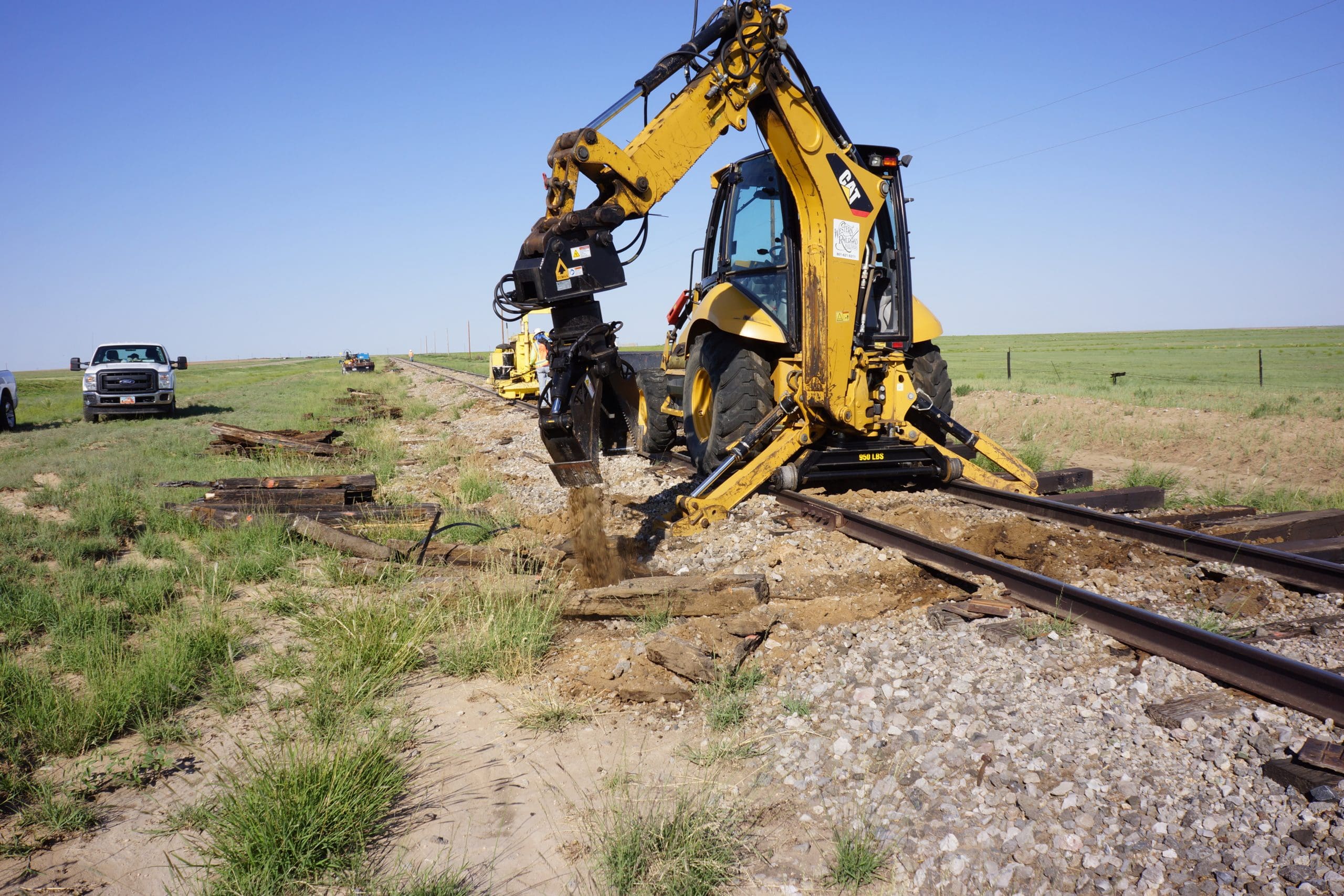 Dymax Rail Rider and Hydraulic Clam Cribbing Bucket - DYMAXRAIL