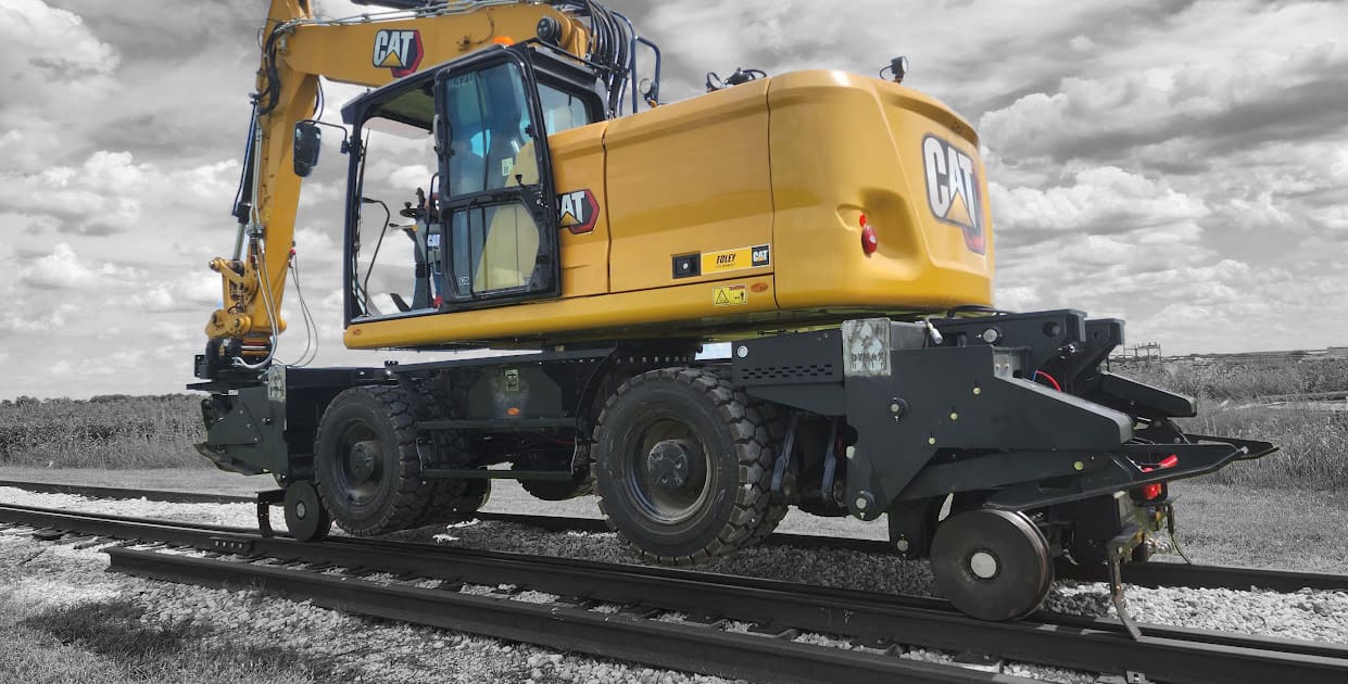 Side view of rear railgear attachment on Cat M320 Excavator